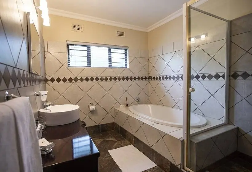 اتاق لوکس, At Heritage House
