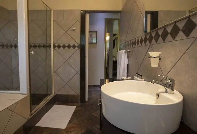 اتاق لوکس, At Heritage House