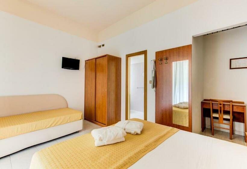 اتاق استاندارد چهارنفره با چشم‌انداز باغ, Vela D'oro