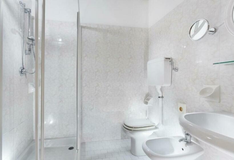 اتاق استاندارد چهارنفره با چشم‌انداز باغ, Vela D'oro