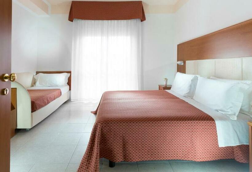 اتاق استاندارد چهارنفره با چشم‌انداز باغ, Vela D'oro