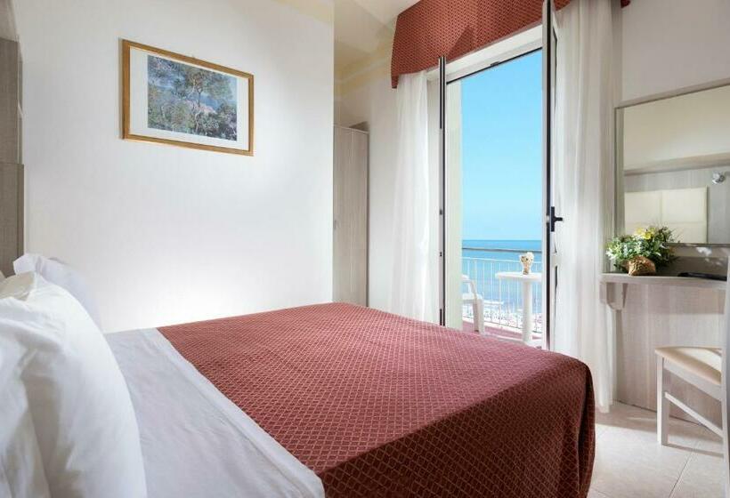 اتاق لوکس با بالکن و چشم‌انداز دریا, Vela D'oro