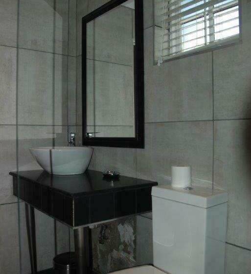 标准工作室, Knysna Inn