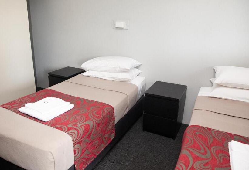 Четырехместный Номер Стандарт, Royal Hotel Singleton