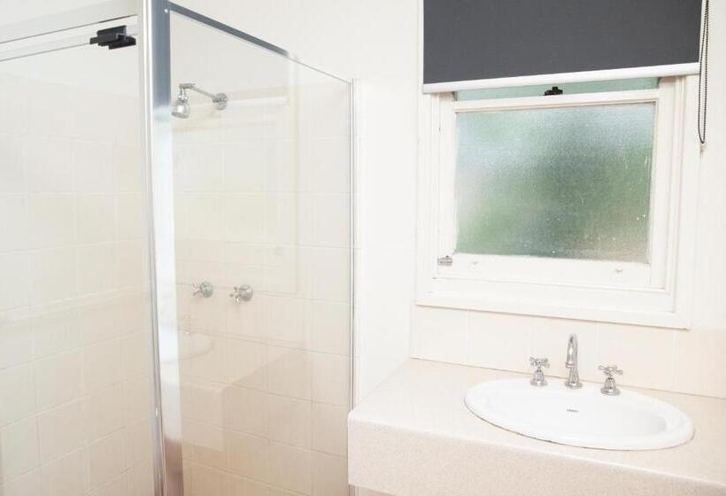 חדר משפחתי, Royal Hotel Singleton