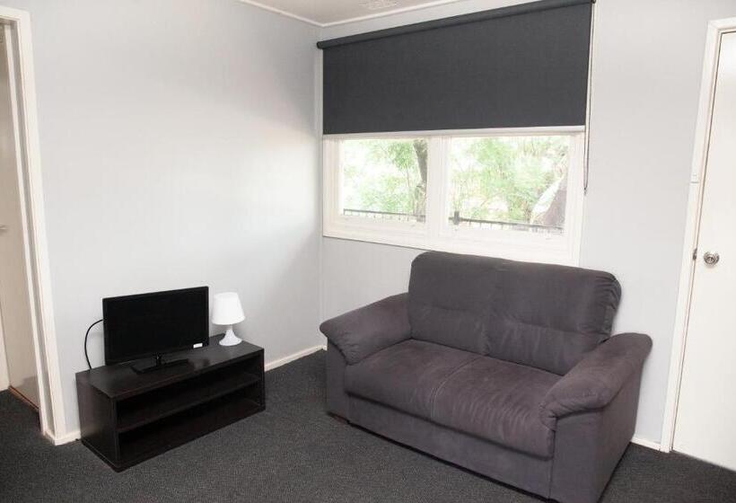 חדר משפחתי, Royal Hotel Singleton