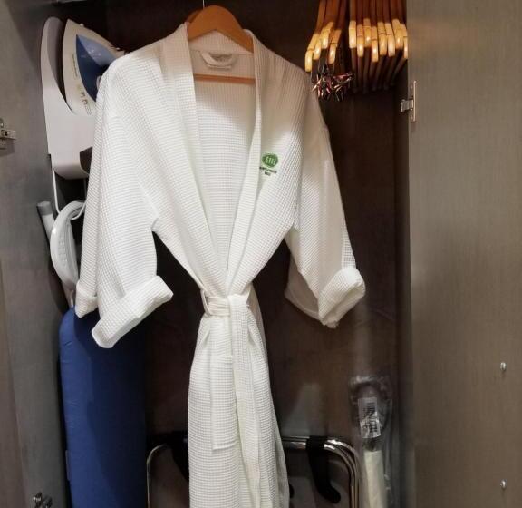מיטת קינג בסוויטה, Sens Hotel & Vanne Bistro Berkeley