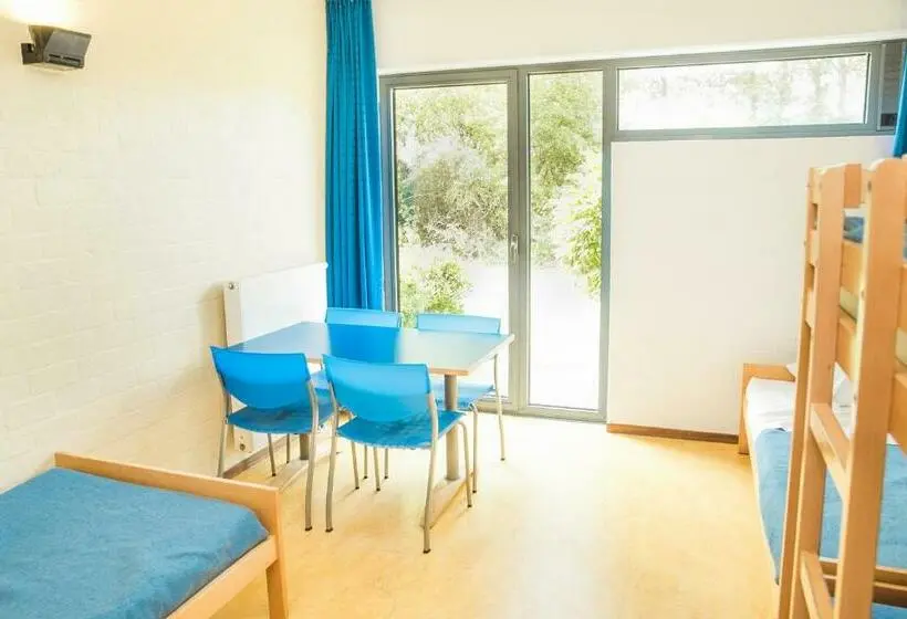 Standard Neljän Hengen Huone, Jeugdherberg De Peerdevisser