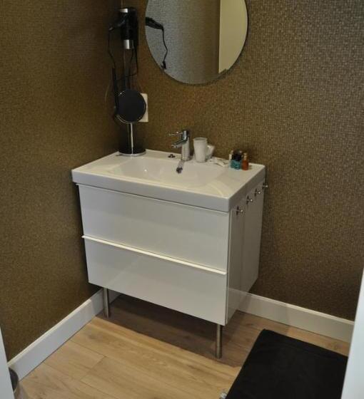 اتاق خانوادگی, Amylia