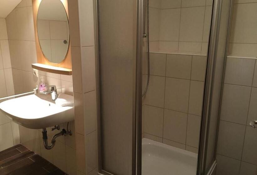 غرفة قياسية رباعية, Jázmin Panzió Közös Konyhával