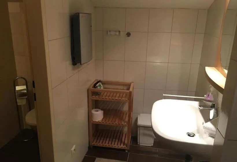Standard Neljän Hengen Huone, Jázmin Panzió Közös Konyhával