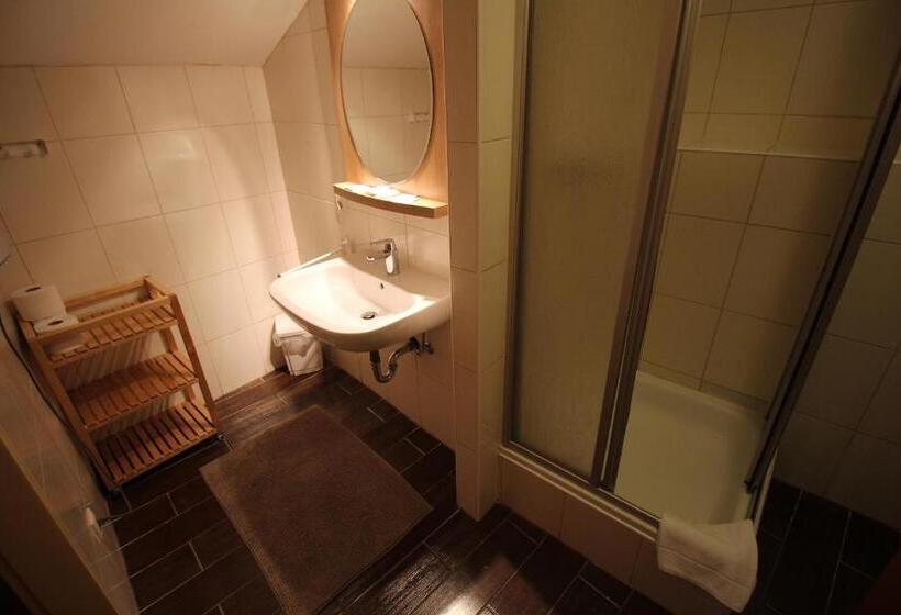 غرفة قياسية رباعية, Jázmin Panzió Közös Konyhával