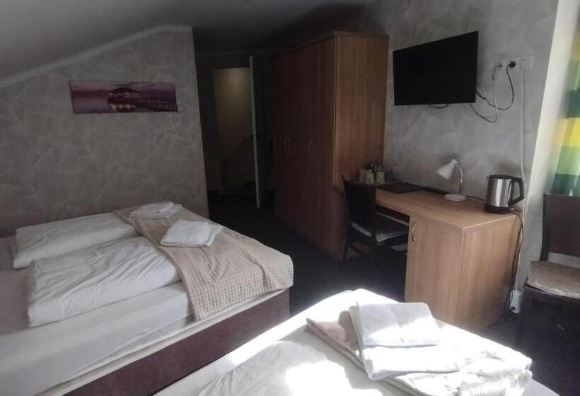 غرفة قياسية رباعية, Jázmin Panzió Közös Konyhával