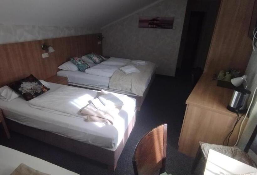 غرفة قياسية رباعية, Jázmin Panzió Közös Konyhával