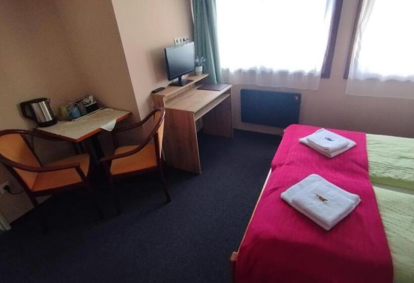 غرفة عائلية حمام مشترك, Jázmin Panzió Közös Konyhával