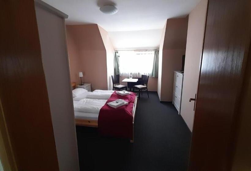 غرفة عائلية حمام مشترك, Jázmin Panzió Közös Konyhával