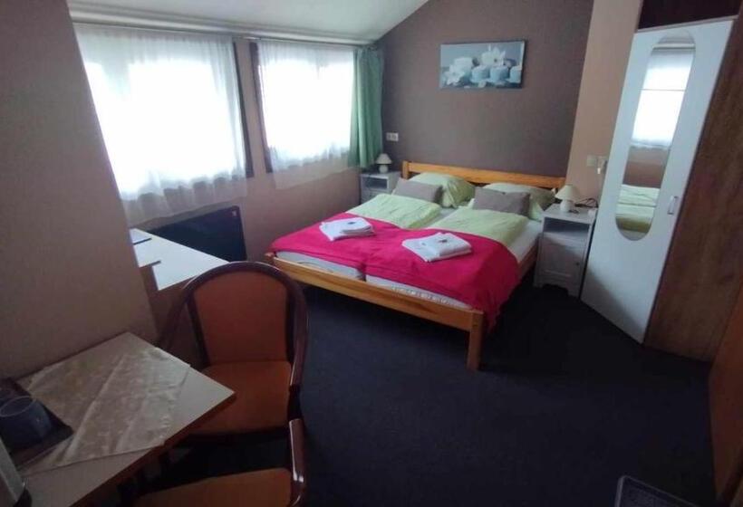 家庭房间共用浴室, Jázmin Panzió Közös Konyhával