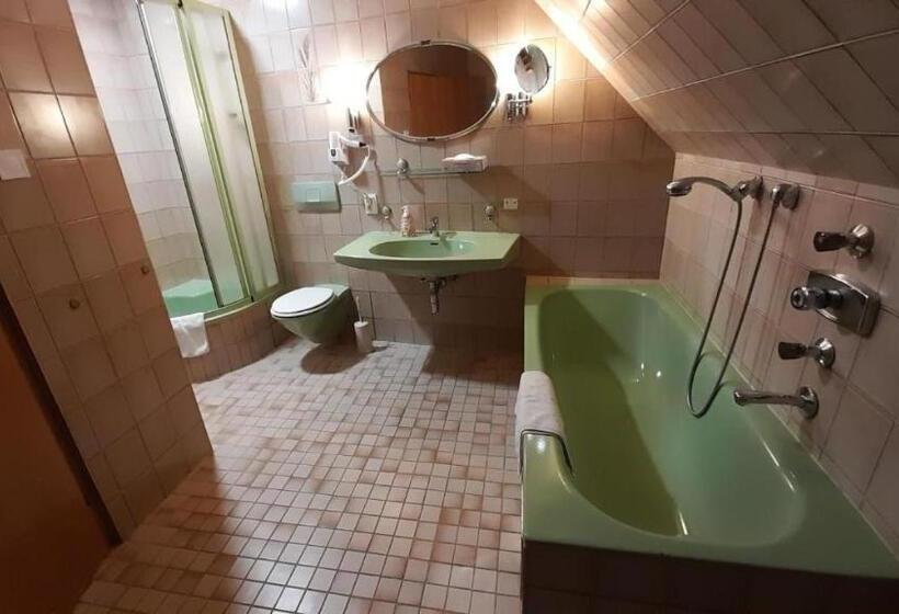 غرفة عائلية, Jázmin Panzió Közös Konyhával