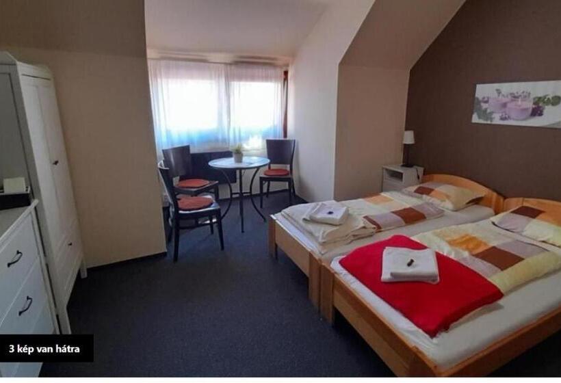 غرفة عائلية, Jázmin Panzió Közös Konyhával