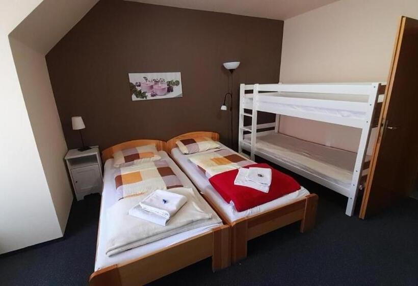 غرفة عائلية, Jázmin Panzió Közös Konyhával