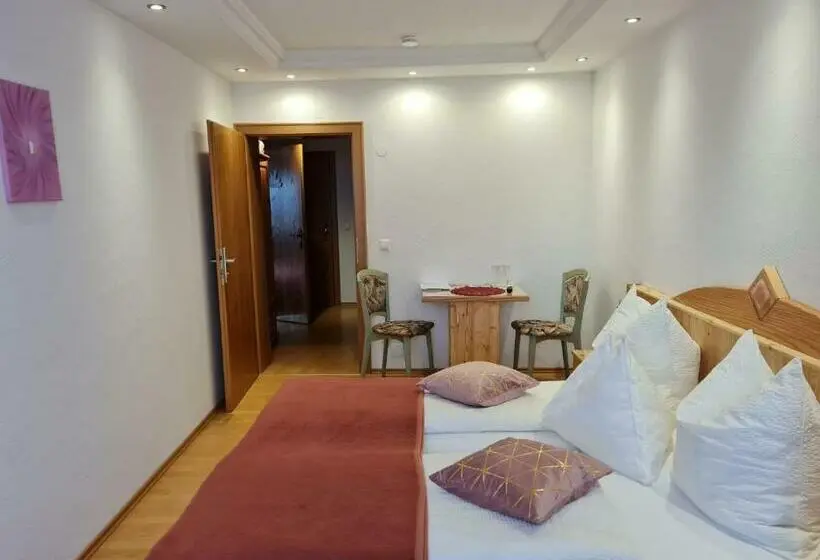 Deluxe Neljän Hengen Huone, Edelsteinhotel Guniwirt