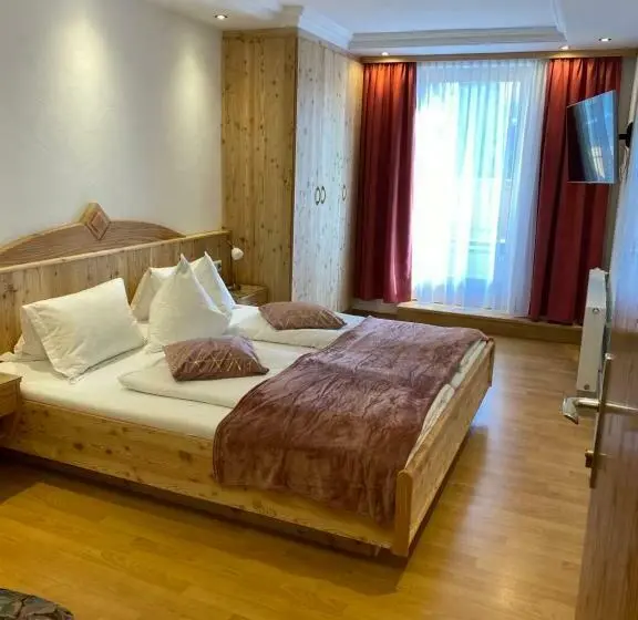 Deluxe Neljän Hengen Huone, Edelsteinhotel Guniwirt