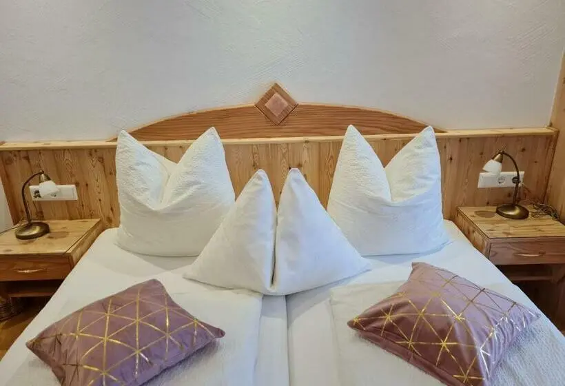 Deluxe Neljän Hengen Huone, Edelsteinhotel Guniwirt