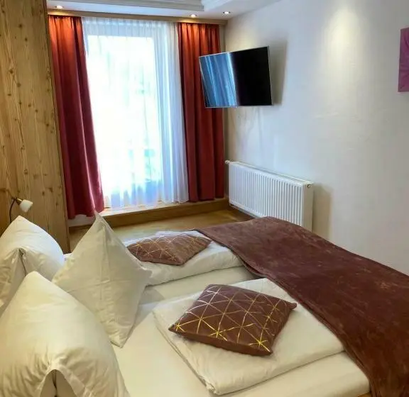 Deluxe Neljän Hengen Huone, Edelsteinhotel Guniwirt