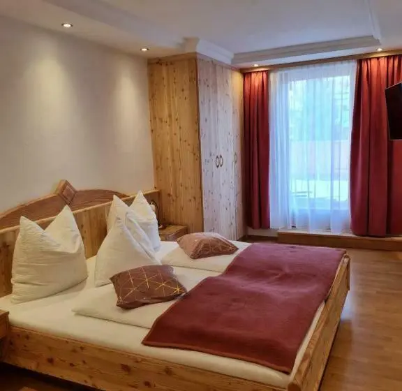 Deluxe Neljän Hengen Huone, Edelsteinhotel Guniwirt