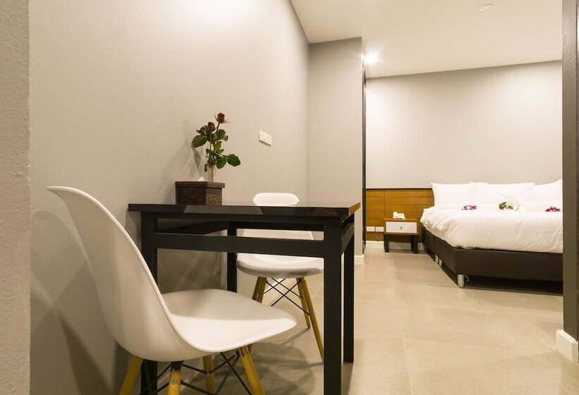 חדר דלוקס, C Chaam