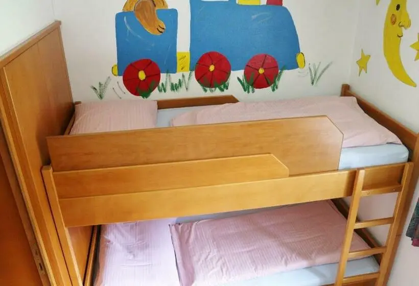Perhehuone Puutarhanäkymä, Familienparadies Reichenhauser