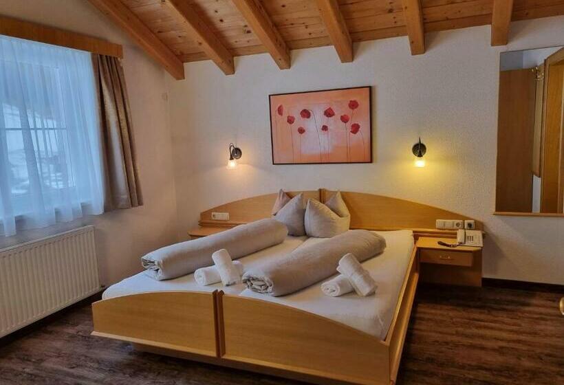 Appartamento 2 Camere da Letto, Garni Corinna