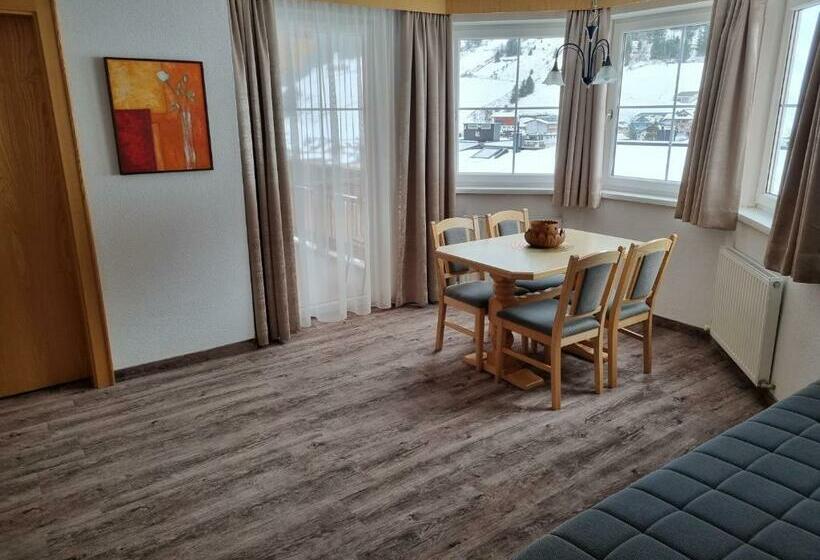 Appartamento 2 Camere da Letto, Garni Corinna