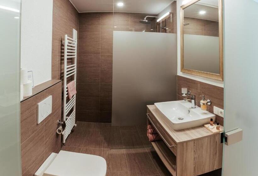 Семейный Номер, St Leonhard