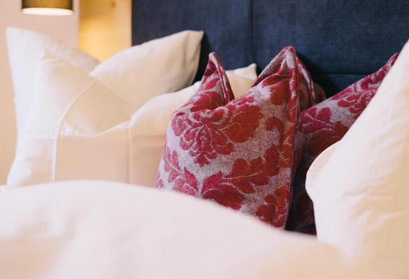 اتاق خانوادگی, Sedona Lodge