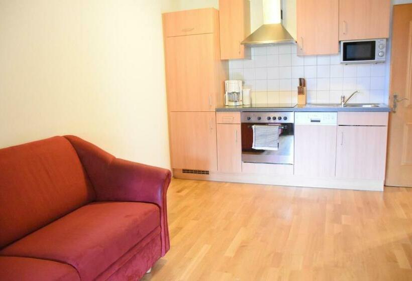 شقة غرفة واحدة, Valerie