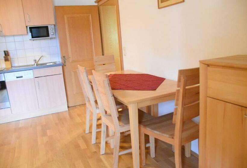 شقة غرفة واحدة, Valerie