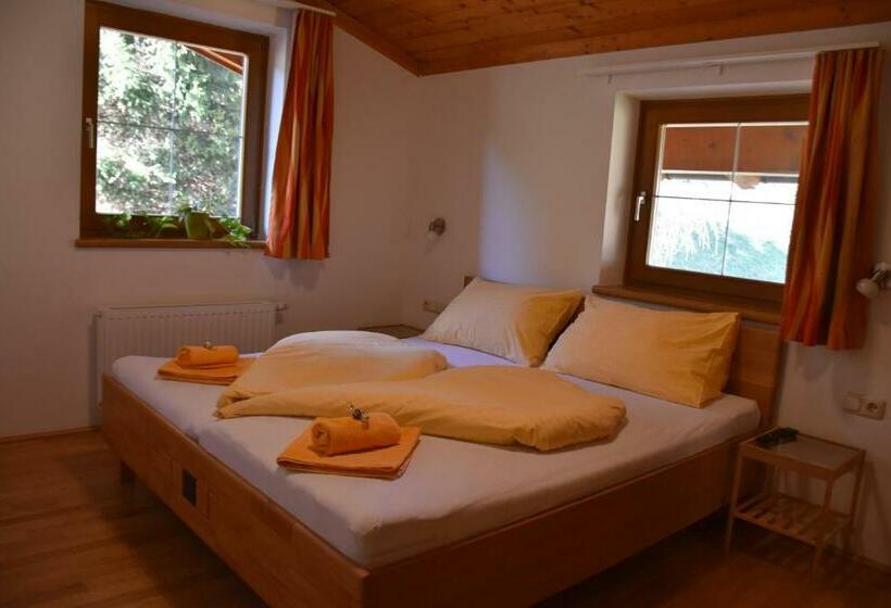 شقة غرفتين, Valerie