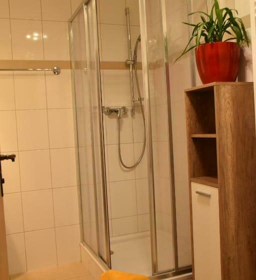 شقة غرفتين, Valerie