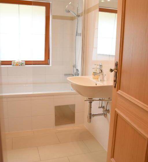 شقة غرفة واحدة, Valerie