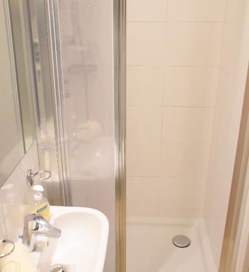 غرفة قياسية فردية, Valerie