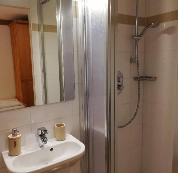 غرفة قياسية فردية, Valerie