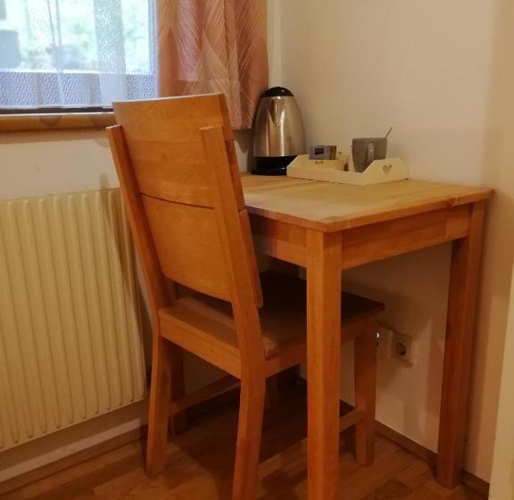 غرفة قياسية فردية, Valerie