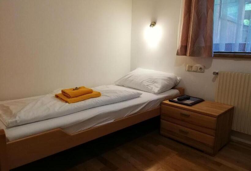 غرفة قياسية فردية, Valerie