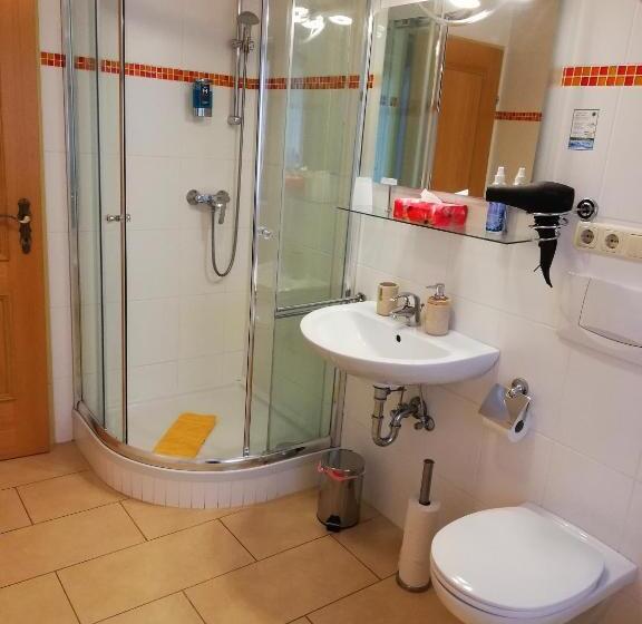 غرفة عائلية, Valerie