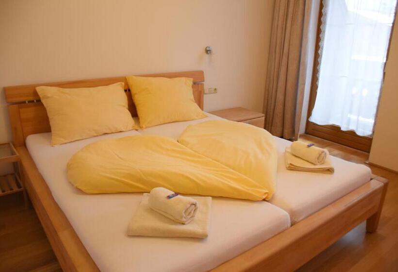 غرفة عائلية, Valerie