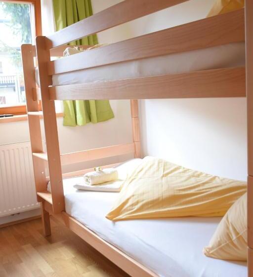 جناح عائلي, Valerie