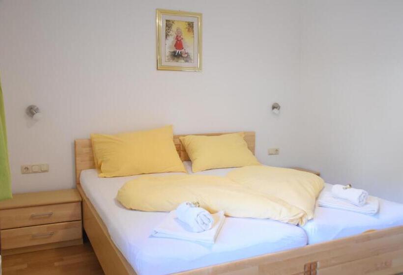 جناح عائلي, Valerie