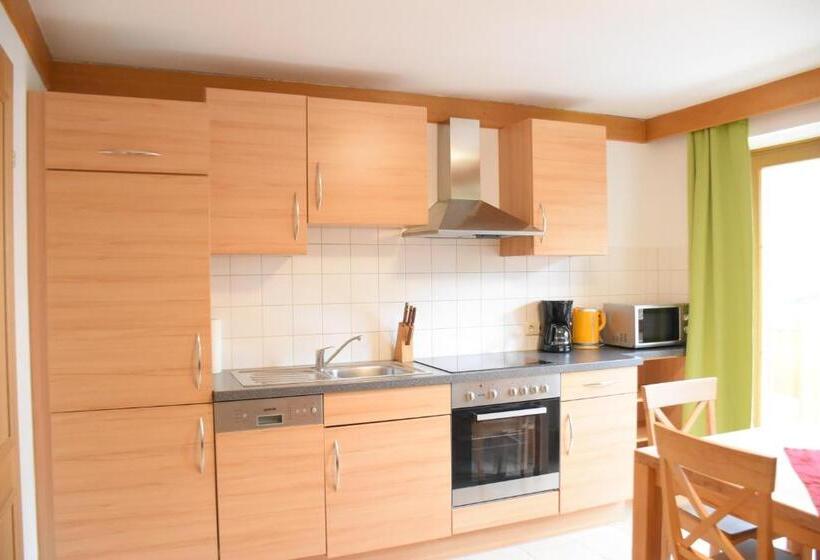 شقة غرفتين, Valerie