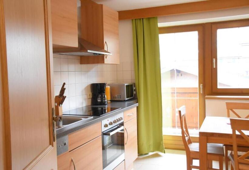 شقة غرفتين, Valerie